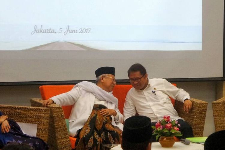 Ketua Umum MUI Maruf Amin dan Menkominfo Rudiantara sedang berbincang saat diskusi publik dan konferensi pers fatwa MUI di Kementerian Komunikasi dan Informatika, Jakarta Pusat, Senin (6/5/2017).