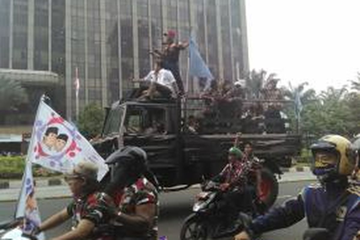 Massa Prabowo-Hatta di depan Gedung DKPP, Thamrin, Jakarta Pusat, Kamis (21/8/2014).