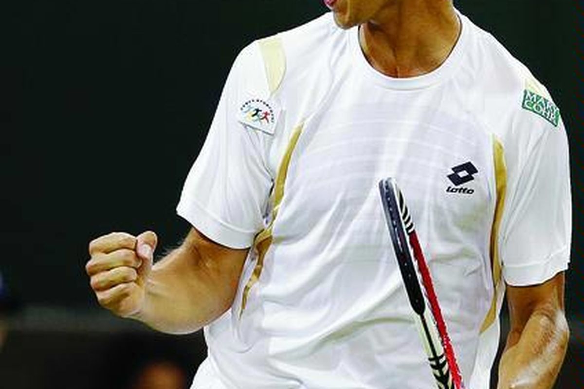 Reaksi petenis Ceko, Lukas Rosol, setelah mematahkan servis Rafael Nadal (Spanyol) pada babak kedua tunggal putra turnamen Grand Slam Wimbledon di All England Lawn Tennis Championships, London, Inggris, Jumat (29/6). 