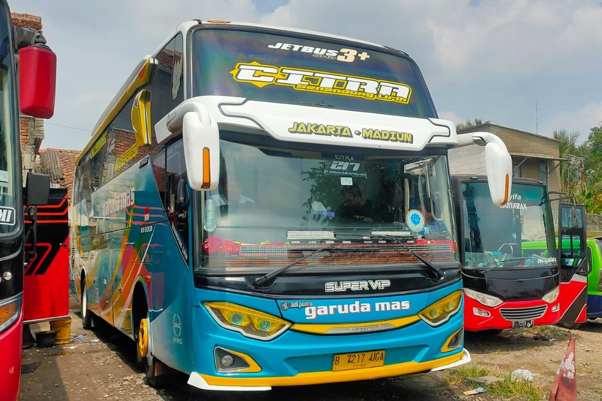 Bus AKAP PO Garuda Mas di Terminal Ciawi, Bogor