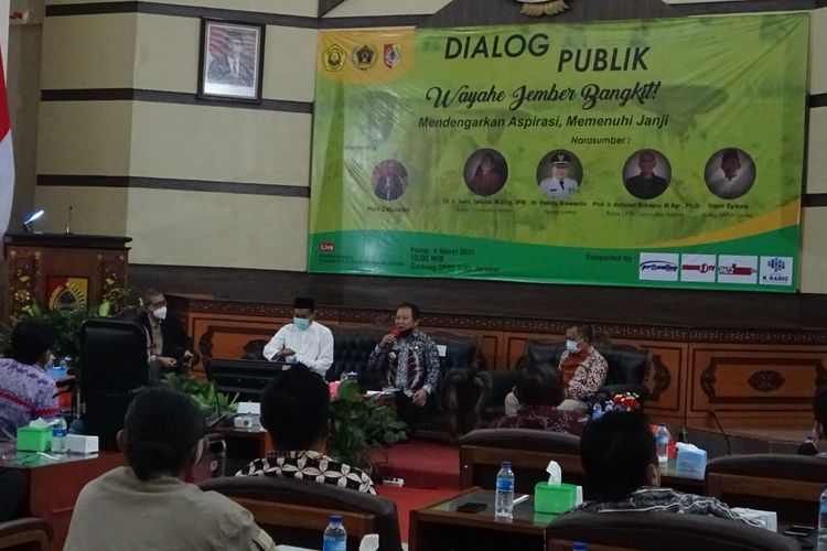 Bupati Jember Hendy Siswanto saat menjadi pemateri dalam kegiatan dialog publik di DPRD Jember Kamis (4/3/2021)