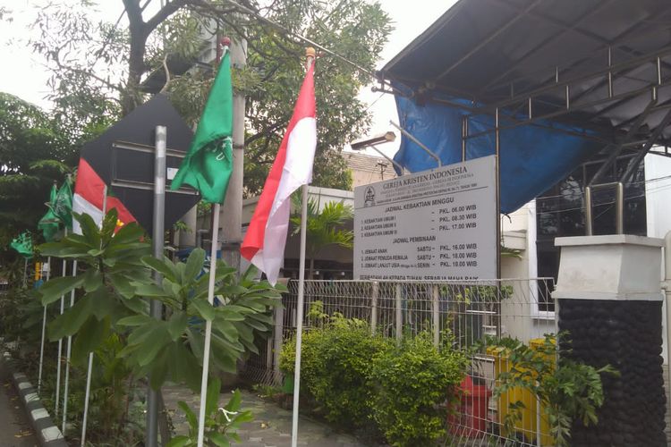 Bendera Merah Putih dan bendera NU di depan GKI Sidoarjo di Jl. Trunojoyo No. 39A, Sidoarjo, Jawa Timur. Jemaat gereja secara sukarela memasang bendera-bendera tersebut untuk memeriahkan Puncak Resepsi Satu Abad NU yang digelar di Gelora Delta Sidoarjo pada Selasa (7/2/2023).