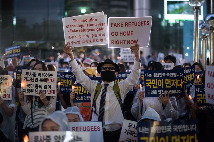 Massa aktivis anti-imigrasi menggelar protes menentang kedatangan para pencari suaka asal Yaman di Soeul pada Juni 2018.