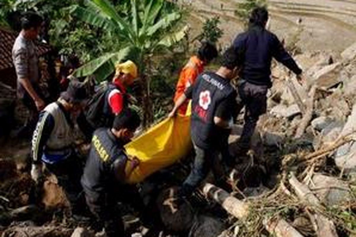 Proses evakuasi jenazah korban tanah longsor di Desa Cikangkareng, Kecamatan Cibinong, Cianjur Selatan, Jawa Barat, Kamis (3/9). Tanah longsor yang disebabkan gempa bumi yang berpusat di Tasikmalaya dengan kekuatan 7,3 skala richter ini mengakibatkan 13 bangunan di desa ini tertimbun tanah longsor serta 57 orang dikabarkan hilang. 