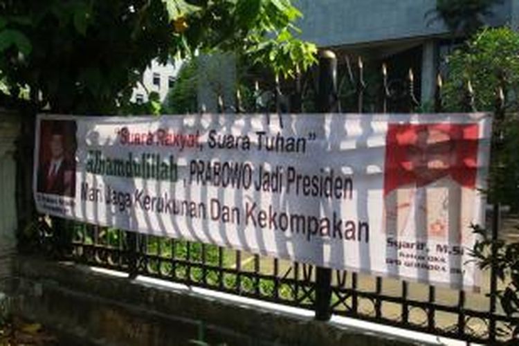 Sebuah spanduk dari partai Gerindra yang menyatakan Prabowo Subianto telah memenangi pemilihan presiden 2014. Spanduk tersebut dipasang di depan Gedung DPRD Jakarta, Kamis (10/7/2014)