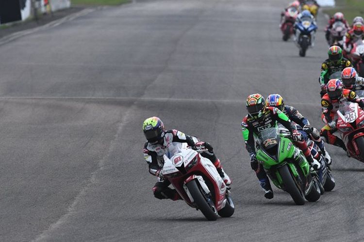 Para pebalap bersaing pada balapan pertama Supersport 600 cc seri pertama Asia Road Racing Championship (ARRC) 2017 di Sirkuit Johor, Malaysia, Sabtu (1/4/2017).