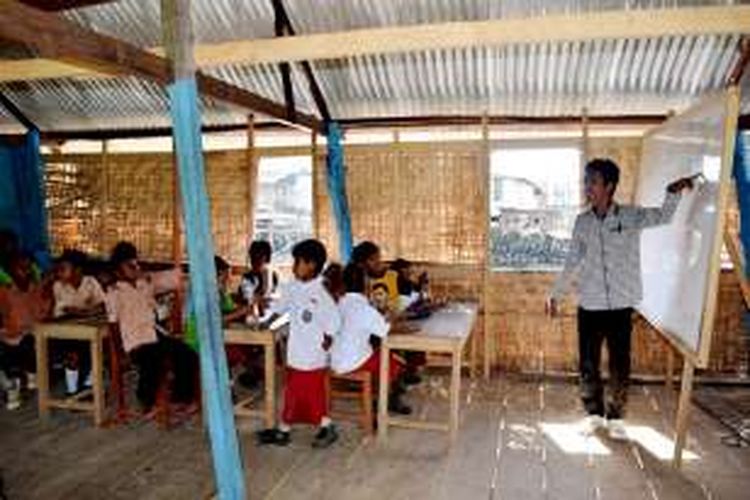 Adi (22) yang menggunakan baju sederhana hanyalah seorang guru tamatan SMA . Ia sudah dua tahun mengajar di SDN 1 Balimu, sekolah perkampungan Suku Bajo, Kecamatan Lasalimu Selatan, Kabupaten Buton, Sulawesi Tenggara