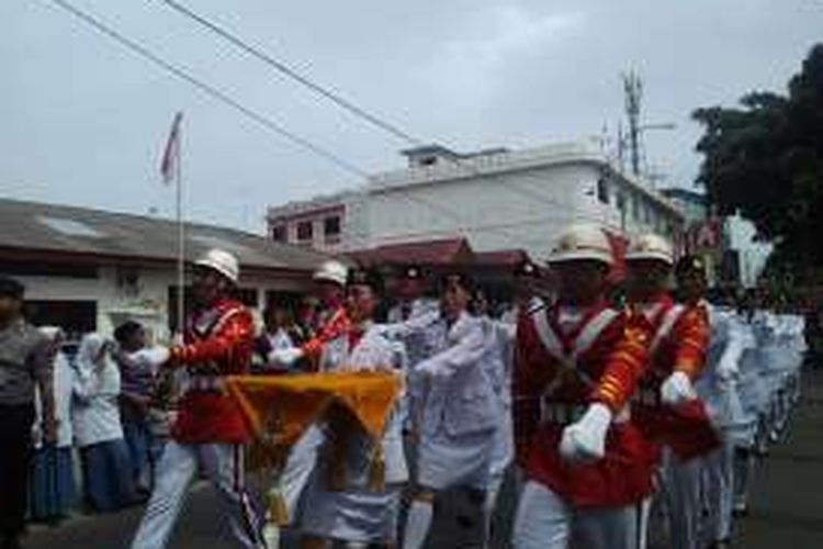 Pasukan Paskibraka tampak menangis usai menaikkan  bendera setelah sempat gagal naik hampir 10 menit lamanya di lapangan Haji Adam Malik, Pematangsiantar, Rabu (17/8/×016).