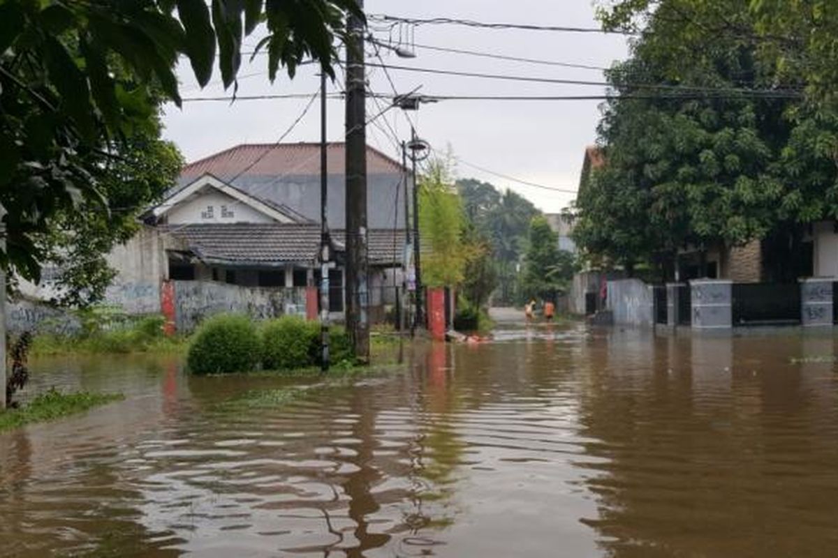 Hujan deras yang turun Rabu (20/7/2016) siang hingga sore menyebabkan rumah-rumah di RT 01 RW 04 Bukit Pamulang Indah, Tangerang Selatan, tergenang.