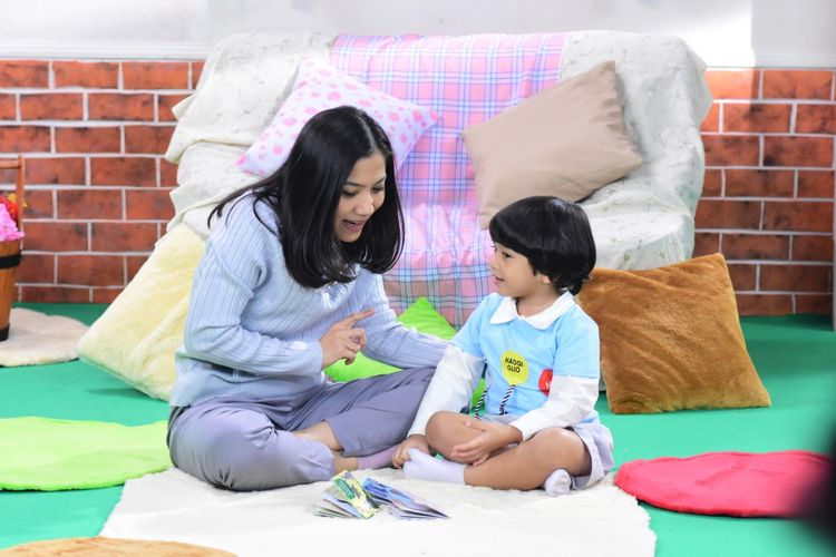 Mengajarkan anak tentang pentingnya hidup bersih dan sehat perlu dilakukan sejak dini.