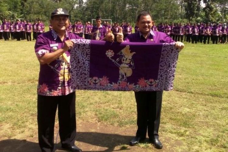 Wakil Bupati Semarang Ngesti Nugraha (kanan) menggelar kain batik 