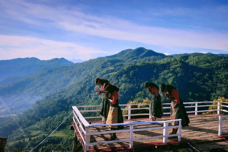 Bukit Porong Tedeng menjadi salah satu spot foto yang menjadi daya tarik wisatawan di Desa Wisata Coal, Manggarai Barat, NTT 