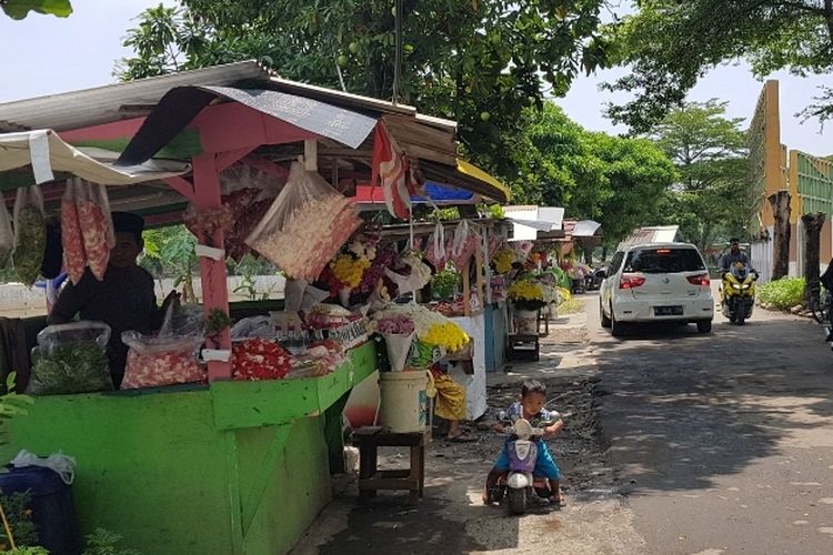Sejumlah penjual bunga di TPU Semper, Cilincing, Jakarta Utara, Senin (28/3/2022) kembali ramai dikunjungi pembeli pasca sepi akibat pandemi Covid-19.