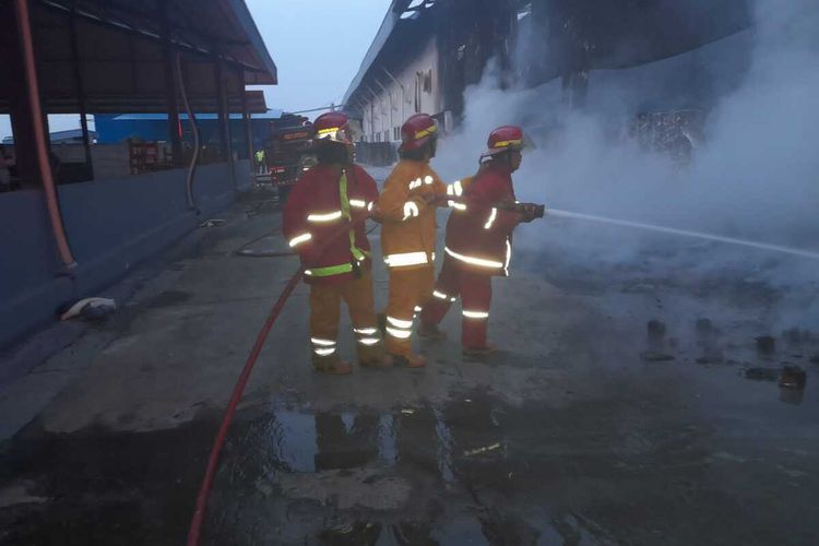 Kebakaran yang melanda gudang pabrik kasur busa di Jalan Raya Tenjo, Desa Singabangsa, Kecamatan Tenjo, Kabupaten Bogor, Jawa Barat, Selasa (7/2/2023) berhasil dipadamkan petugas.