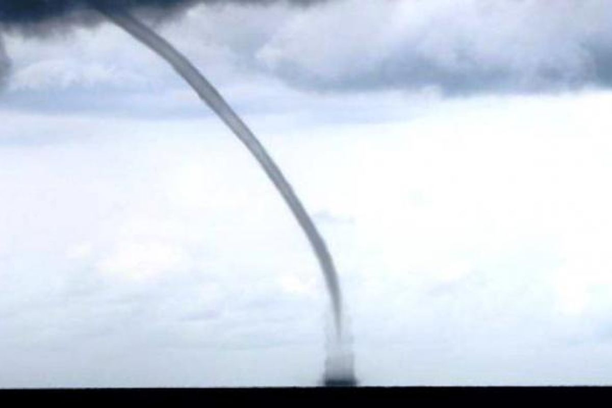 Fenomena waterspout.