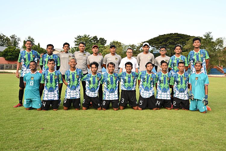 Tim nasional sepak bola CP Indonesia saat menjalani latihan di pelatnas untuk ASEAN Para Games Kamboja 2023 di stadion UNS, Surakarta,, Jawa Tengah (15/05/2023). Tim Indonesia menargetkan medali emas untuk cabor sepak bola CP dalam multievent ASEAN Para Games yang digelar 3-9 Juni 2023.