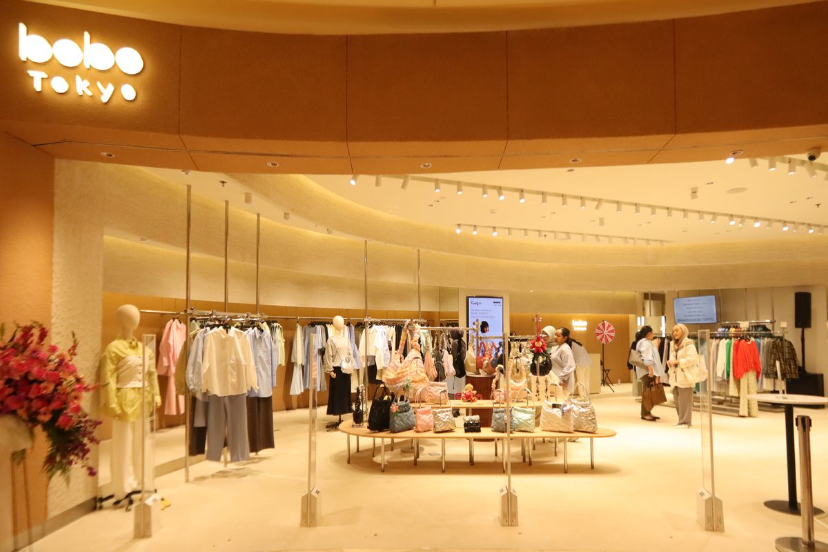Toko terbesar Bobo Tokyo di mal Grand Indonesia yang menampilkan merek-merek fashion asal Jepang.