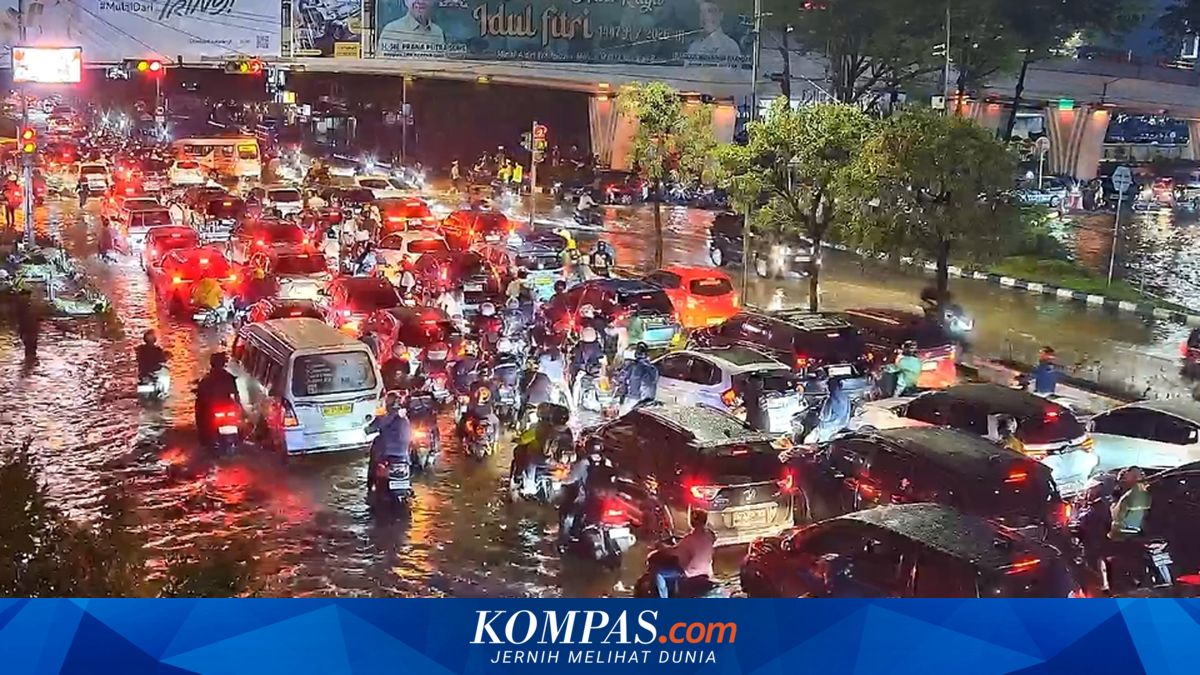 Banjir Palembang Terjang Ruas Jalan Protokol, Kemacetan Parah Terjadi
