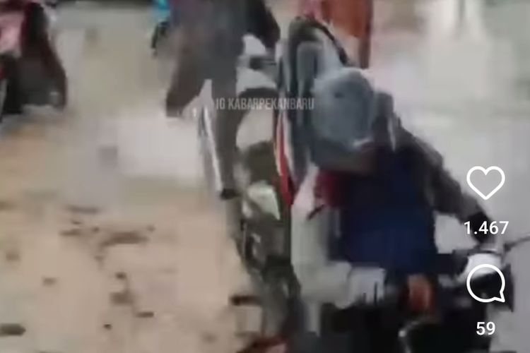Tangkapan layar video viral emak-emak pengendara sepeda motor terjungkal ke dalam gorong-gorong di Jalan Karya Massa, Desa Tarai Bangun, Kecamatan Tambang, Kabupaten Kampar, Riau, Kamis (23/11/2023).
