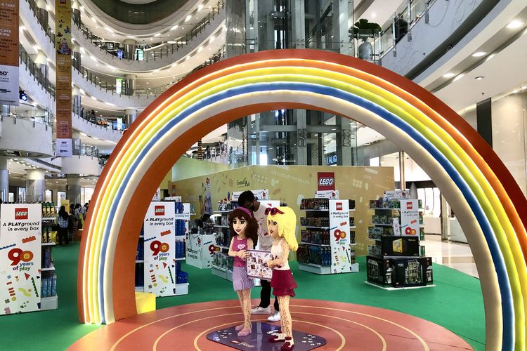 Lego, perusahaan mainan blok asal Denmark menggelar exhibition center bertajuk Imagination Playground. Perayaan ulang tahun ke-90 tahun Lego di Laguna Atrium, Central Park Mall, Jakarta, Jumat (17/6/2022). 