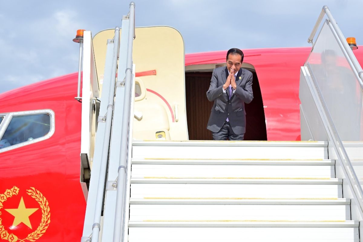 Presiden Joko Widodo berpamitan saat akan lepas landas dari Bandara Melbourne Jet Base, Australia menuju Lanud Halim Perdanakusuma, Jakarta Timur pada Rabu (6/3/2024). Presiden sebelumnya menghadiri rangkaian kegiatan KTT Khusus ASEAN-Australia selama berkunjung ke Australia.