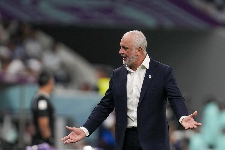 Pelatih timnas Australia Graham Arnold saat pertandingan babak 16 besar Piala Dunia 2022 Australia vs Argentina di Stadion Ahmad bin Ali, Doha, Qatar, Sabtu (3/12/2022).