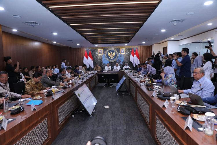 Rapat Koordinasi Terbatas Tingkat Menteri terkait tata kelola Program MBG di Jakarta, Rabu (3/12/2025).
