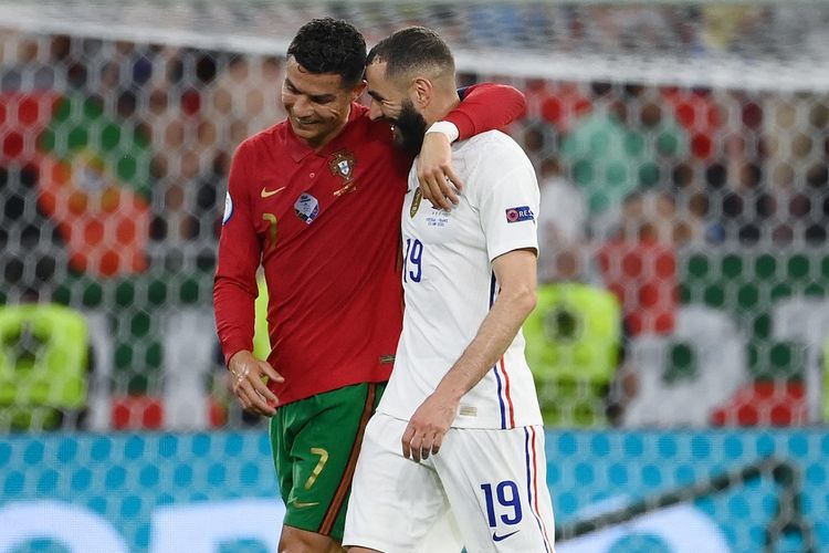 Cristiano Ronaldo dan Karim Benzema berjalan bersama menuju ruang ganti saat jeda pertandingan Euro 2020 antara Portugal dan Perancis di Puskas Arena, Budapest, Kamis (24/6/2021) dini hari WIB. 