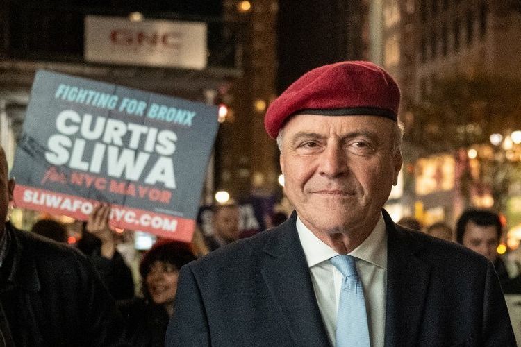 Calon Wali Kota New York Curtis Sliwa saat berkampanye di Manhattan, New York City, 2 November 2025.