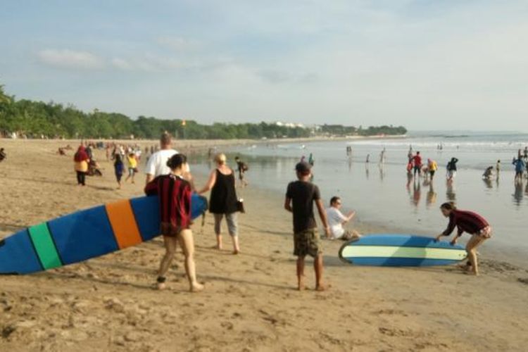 Wisatawan surfing di Pantai Kuta 