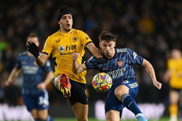 Laga Wolves vs Arsenal. Pemain Arsenal Kieran Tierney (kanan) berduel dengan penyerang Wolves Raul Jimenez dalam laga lanjutan Liga Inggris musim 2021-2022 di Stadion Molineux, Jumat (11/2/2022) dini hari WIB.