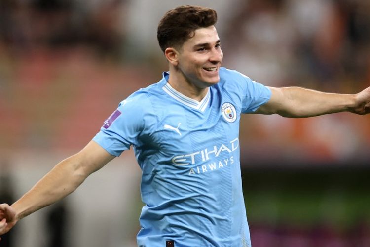 Julian Alvarez merayakan golnya dalam pertandingan Man City vs Fluminense pada final Piala Dunia Klub 2023 di King Abdullah Sports City, Jeddah, Arab Saudi, Sabtu (23/12/2023) dini hari WIB. (Photo by AFP)