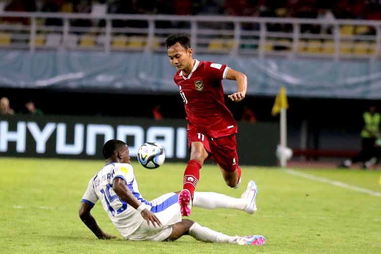 Pemain Timnas Indonesia Riski Afrizal berhasil melewati pemain Panama saat laga kedua babak penyisihan Grup A Piala Dunia U17 2023 Indonesia yang berakhir dengan skor 1-1 di Stadion Gelora Bung Tomo Surabaya, Jawa Timur, Senin (13/11/2023) malam.