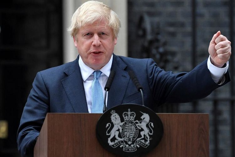 Perdana Menteri Inggris Boris Johnson berbicara di depan kediamannya di 10 Downing Street, London.
