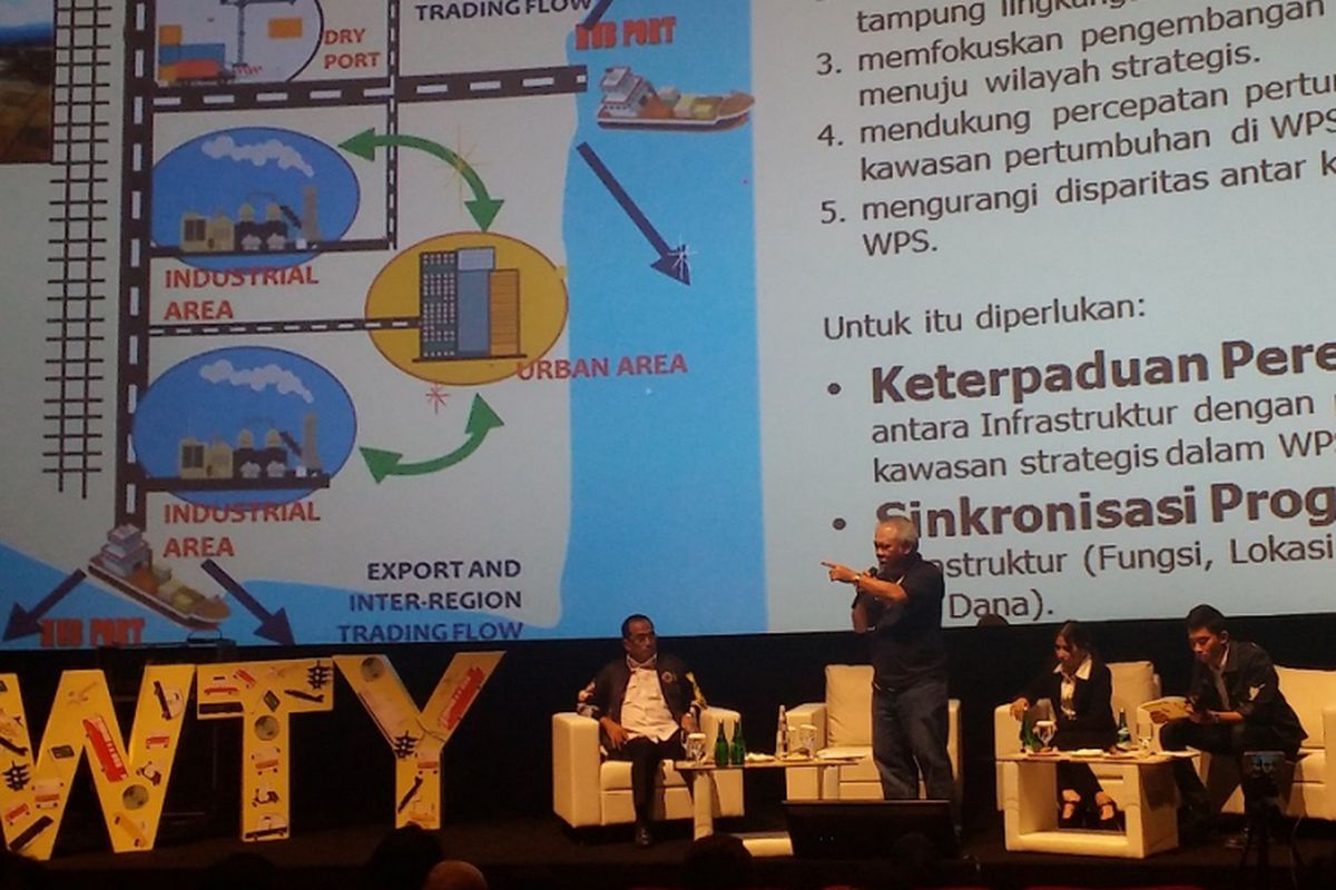 Menteri PUPR Basuki Hadimuljono (berdiri) saat berbicara pada diskusi Youth x Public Figure dengan tema Connecting Indonesia, Sabtu (21/7/2018) di XXI Epicentrum, Jakarta.