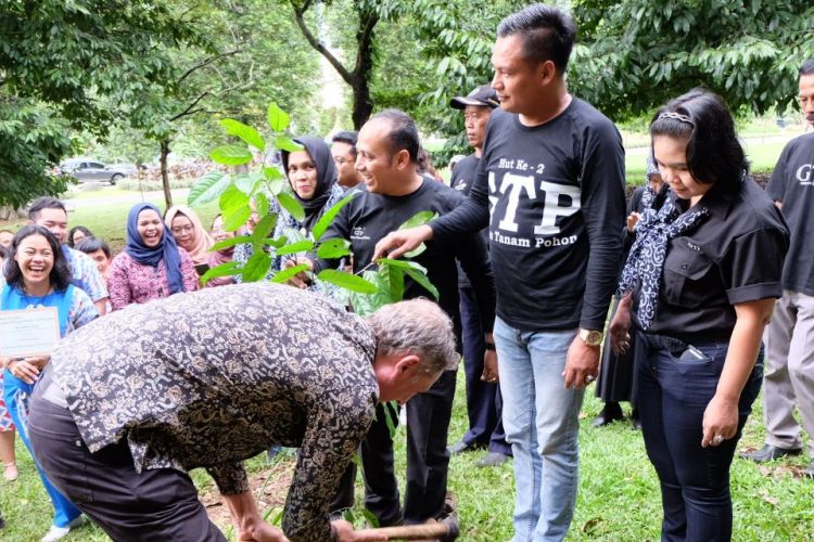 Usai berdiskusi pada College Tour di Ecodome, Kebun Raya Bogor, Selasa (28/11/2017), para delegasi Pemerintah Belanda ikut menyempatkan diri menanam pohon bersama komunitas GTP di areal Kebun Raya Bogor dalam rangka menyambut Hari Pohon Sedunia. 