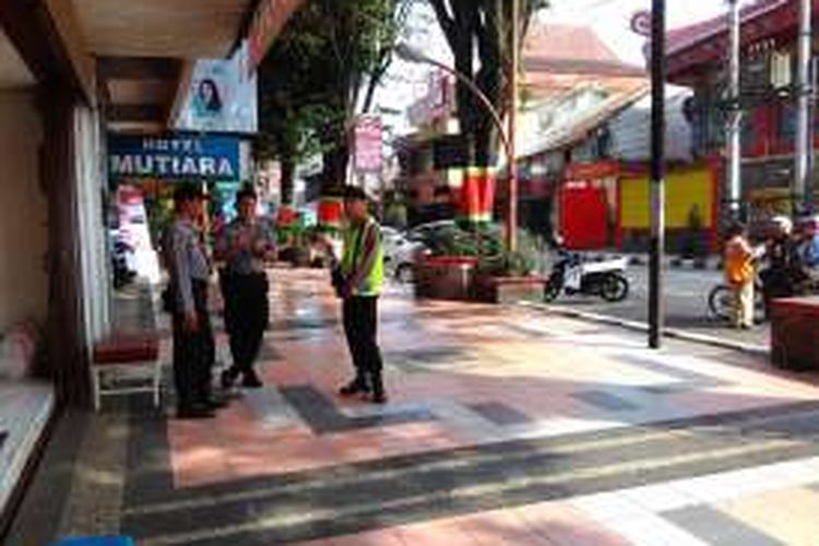 Sejumlah anggota Polres Magelang Kota berjaga-jaga di kawasan Pecinan, Jalan Pemuda, Kota Magelang, Jawa Tengah, Rabu (27/4/2016). Penjagaan ini dilakukan menyusul aksi penembakan misterius di kawasan itu, tiga pekan terakhir