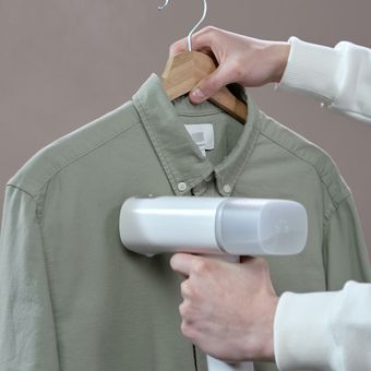 Steamer dan juga setrika adalah cara paling umum untuk menghilangan kusut pada pakaian. Namun ada sejumlah cara alternatif yang bisa dilakukan dengan tujuan yang sama. 