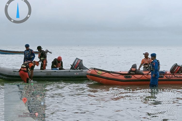 Tim SAR Gabungan di Kaimana Papua Barat melakukan upaya pencarian satu korban yang hilang akibat longboat tenggelam pada Kamis (13/6). Ada sembilan warga Kaimana yang menggunakan longboat yang mengalami kecelakaan di tengah laut, delapan selamat dan sudah kembali ke keluarga mereka.