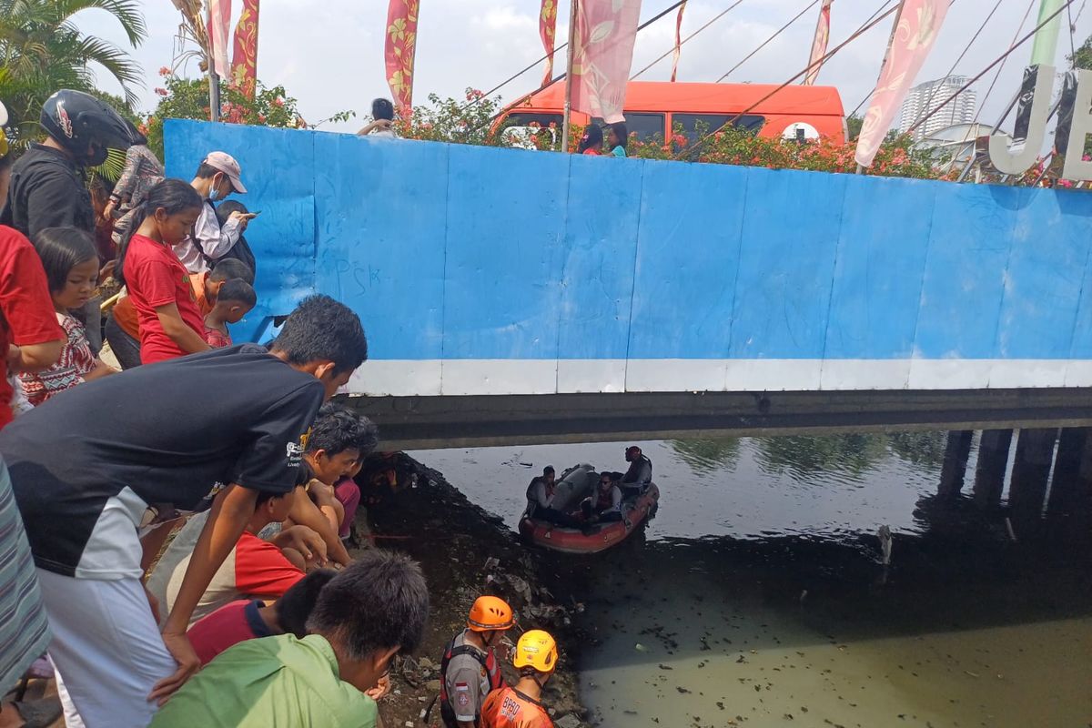 Evakuasi korban yang tenggelam di kali Mookervart Cengkareng 