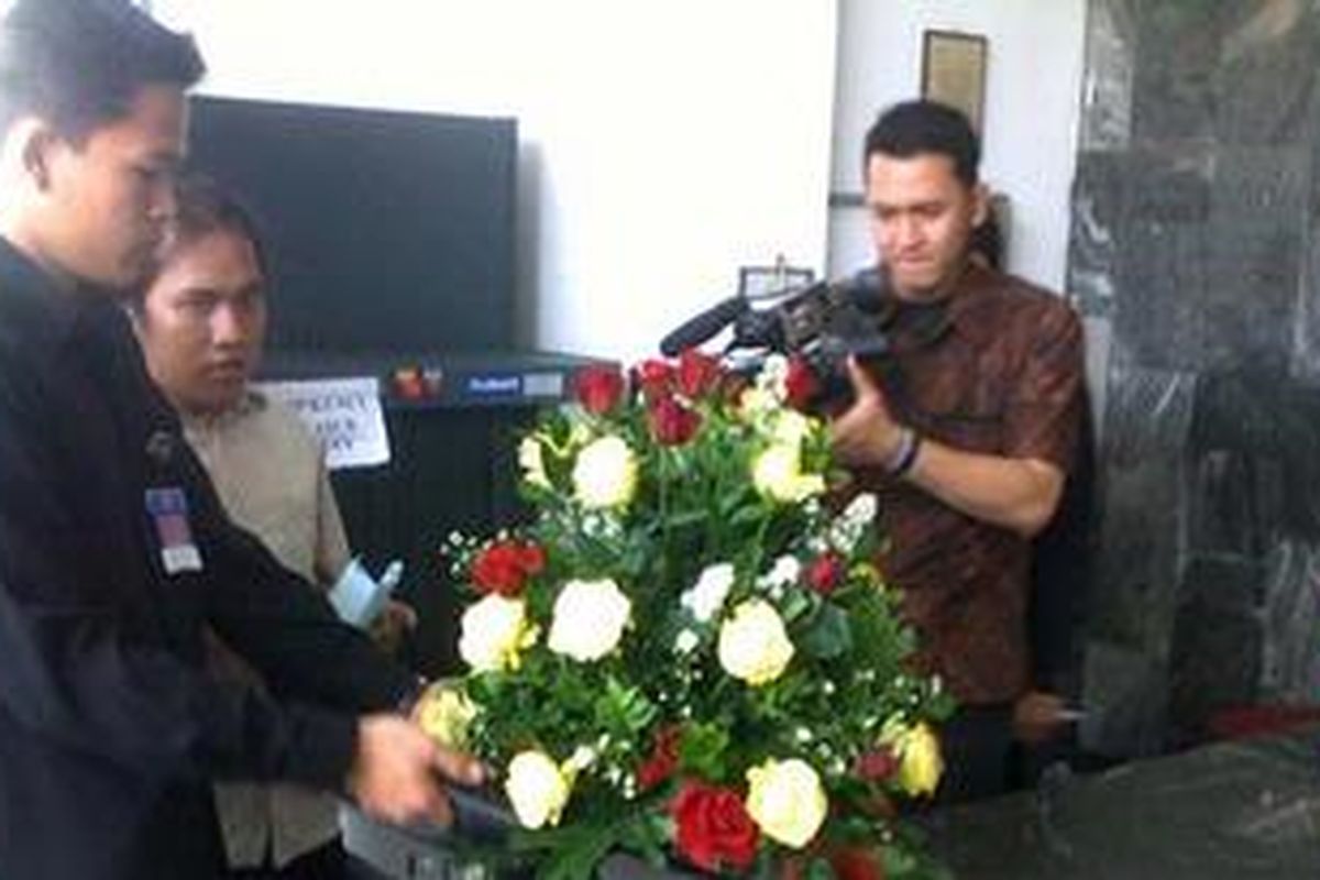 Sebuah karangan bunga dan surat ucapan Selamat Ulang Tahun ke-62 untuk Presiden Susilo Bambang Yudhoyono diterima oleh Pasukan Pengamanan Presiden di Istana Presiden, Jakarta, Jumat (9/9/2011).