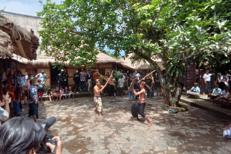 Tarian Peresean di Desa Sade, Lombok Tengah, Nusa Tenggara Barat (NTB)
