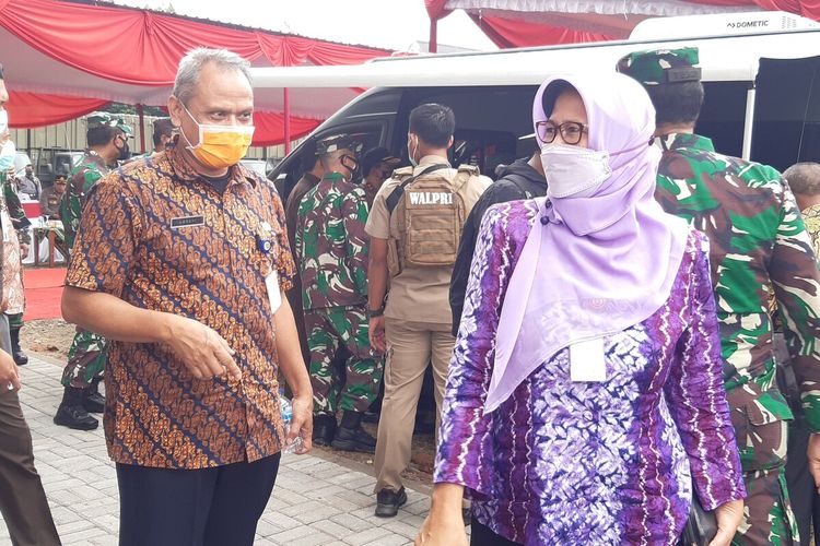 Kepala Dinas Kesehatan Solo Siti Wahyuningsih bersama Plh Wali Kota Solo Ahyani dalam peresmian pembukaan Rumkitlap di Benteng Vastenburg Solo, Jawa Tengah, Rabu (24/2/2021).