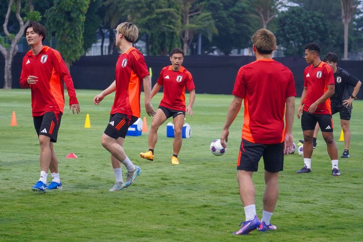 Pemain timnas Jepang Yuto Nagatomo (tengah) tampak dalam sesi Latihan di Lapangan A, Gelora Bung Karno, Rabu (13/11/2024). Jepang akan menghadapi Indonesia dalam matchday kelima Grup C di Stadion Utama Gelora Bung Karno, Jumat (15/11/2024).