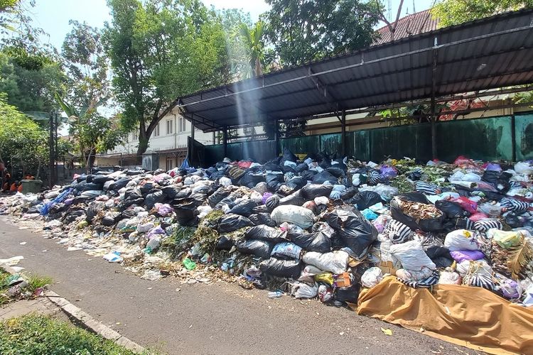 Tumpukan sampah di Depo Sampah Kotabaru, Senin (9/10/2023)