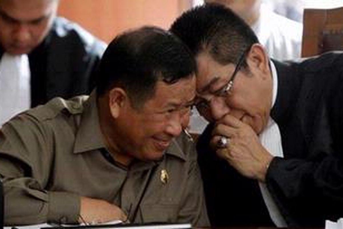 Terdakwa, Susno Duadji, menjalani sidang dengan agenda mendengarkan keterangan saksi-saksi di Pengadilan Negeri Jakarta Selatan, Kamis (18/11/2010). Sidang ini mendengarkan keterangan saksi-saksi dalam kasus dugaan korupsi pengamanan Pilkada Jawa Barat oleh Komjen Susno Duadji. Dugaan ini merupakan dakwaan jaksa, selain dakwaan utama, yakni menerima suap Rp 500 juta pada perkara PT Salmah Arowana Lestari (SAL). 