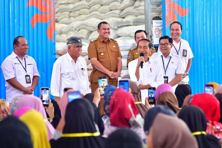 Presiden Joko Widodo berdialog dengan warga saat mengunjungi Komplek Pergudangan Bulog Manggis, Kabupaten Bungo, Provinsi Jambi, Kamis (4/4/2024).