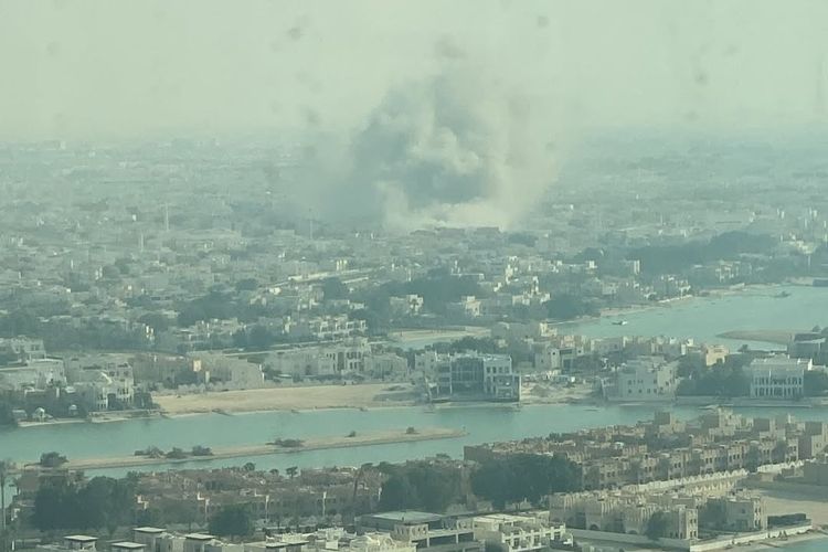 Asap membubung dari serangan Israel yang menargetkan pemimpin Hamas di Doha, Qatar, Selasa (9/9/2025).