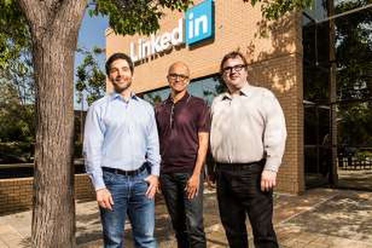 Microsoft mengumumkan mengakuisisi LinkedIn, Senin (13/6/2016).