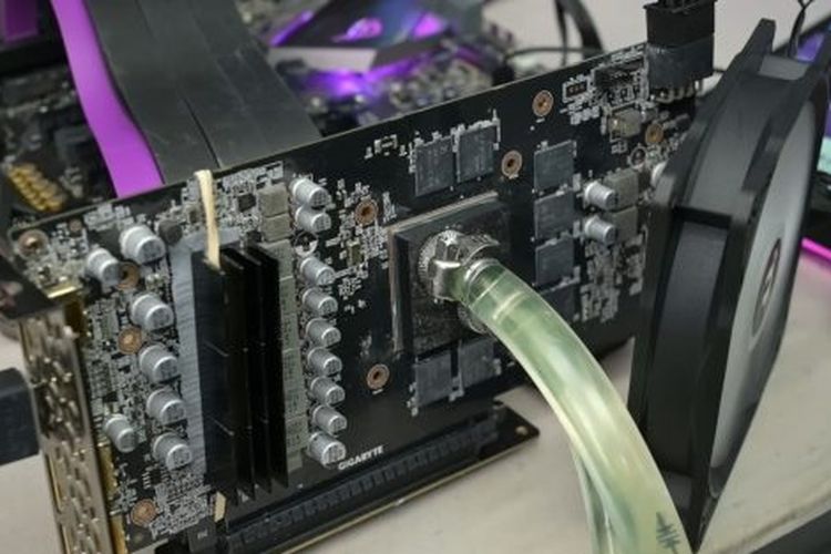 Youtuber Bikin Eksperimen Ekstrem, Alirkan Air Langsung ke GPU RTX 2060